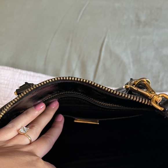 Authentic Prada Saffiano Vernice black satchel bag, detachable strap included - Picture 7 of 8